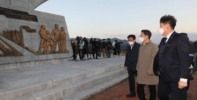 더불어민주당 이재명 대선 후보가 12일 경북 김천시 추풍령휴게소 경부고속도로 기념탑을 방문하고 있다. 추풍령휴게소는 대한민국 고속도로 제1호 휴게소로  기념탑은 경부고속도로 서울~부산 중간에 위치하며 박정희 정권의 성과로 기록되는 경부고속도로 건설사업의 상징이다. 연합뉴스