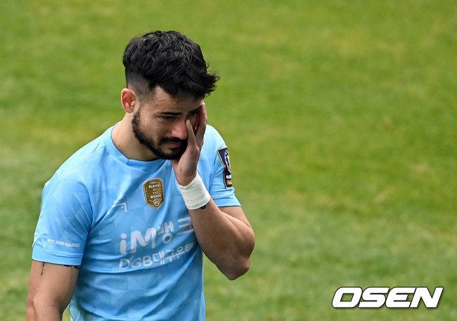 [OSEN=대구, 지형준 기자]대구 세징야가 아쉬움의 눈물을 흘리고 있다. 2021.12.11 /jpnews@osen.co.kr