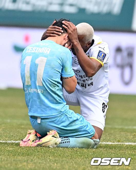 [OSEN=대구, 지형준 기자]경기를 마치고 전남 발로텔리가 대구 세징야를 위로하고 있다. 2021.12.11 /jpnews@osen.co.kr