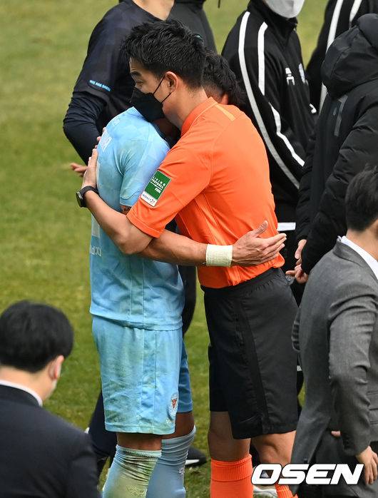 [OSEN=대구, 지형준 기자]김종혁 주심이 대구 세징야를 위로하고 있다. 2021.12.11 /jpnews@osen.co.kr