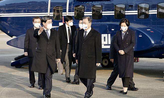 문재인 대통령이 3박4일간의 호주 국빈 방문을 위해 12일 성남 서울공항에 도착, 환송 나온 전해철 행정안전부 장관과 대화하고 있다. 연합뉴스