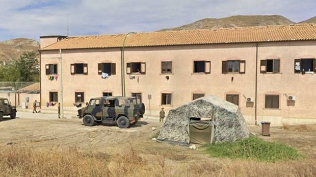 시칠리아 경찰은 이날 아그리젠토 시쿨리아나에 있는 시카니아난민수용소(사진)에서 미성년자 5명 등 6명의 이집트 남성을 체포했다. 그간 조직적으로 성범죄를 일삼아온 이들은 수용소의 여학생 숙소를 급습, 소녀 10명을 매일 같이 성폭행했다.