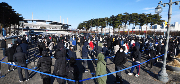 축구 관람 줄 아닙니다… 출구 없는 코로나 검사줄  - 12일 서울 마포구 월드컵공원 선별검사소에서 검사를 받으려는 시민들이 줄을 서서 순서를 기다리고 있다. 13일부터 식당이나 카페 등 실내 다중시설에선 방역패스(접종증명·PCR음성확인서)가 적용된다.안주영 전문기자 jya@seoul.co.kr