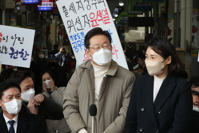 이재명(가운데) 더불어민주당 대선 후보와 부인 김혜경 씨가 12일 오전 경북 예천군 예천읍 상설 시장을 방문, 시민들에게 인사하고 있다./연합뉴스