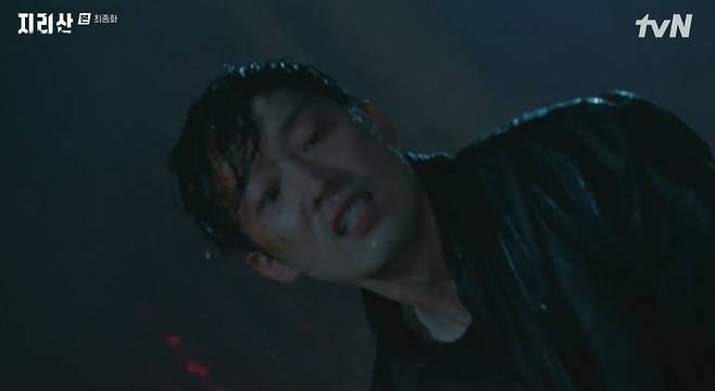 Jirisan Jun Ji-hyun and Ju Ji-hoon dramatically performed The Slap; Jennifer 8-bum Lee Ga-Seop died in a landslide.In the final episode of TVNs Jirisan broadcast on the 12th, Lee Gang (Jun Ji-hyun) and Hyun-jo (Ju Ji-hoon) returned to the ranger with their healthy appearance.The real culprit in the Jennifer 8 case that shook Jirisan was Lee Ga-Seop.Did you stay in the mountains to catch me after that? said Sol, who met with the state of life and spirits. Ive got ghosts.I didnt remember what happened then, and I didnt mean to do it from the start, and I was going to die, he said.In the past, Sol, who had found a mountain to finish his life, met an old friend and accidentally killed him who could not remember his fathers work.Sol, who gained confidence as the case was handled as an accident rather than a murder, became a Ranger and committed Jennifer 8.Hyunjo said, The mountain wanted to punish you. Thats why he showed me.You told me you were the killer, said Sol, and I dont know what you mean, but you didnt catch me, and the mountain is on my side.He was too short to say, If you are on your side, please stop him once. He burned a note with decisive evidence.Nevertheless, Hyunjo left a trace indicating that Sol was the real criminal, and detectives and Rangers were dispatched.At that time, Lee Gang visited the hospital where Hyunjo was hospitalized, but his room was already erased. After crying, Lee Gang was kidnapped by Sol who was hiding in the hospital.Sole said, Youve ruined everything. You dont know whats important. You know what San E wants? Its gone. Its all wiped out. Wait a minute.I will send you to your grandmother. So, even in the face of the attack of Sol, Lee Gang fought back and said, The mountain is a mountain. Your crazy thoughts made you do it. You are just a madman.Sol tried to repay it, but as the landslide hit like a mountain, he buried in the rocks and closed his eyes.A year later, Lee Kang regained his health and returned to the Rangers, and Hyunjo also became healthy and Jirisan ended with a happy ending.