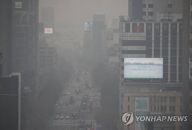 공기질 나쁜 주말    주말을 맞아 전국 곳곳 미세먼지 농도가 '나쁨' 수준을 보인 이달 11일 서울 종로 거리가 온통 희뿌옇다. [연합뉴스 자료사진]