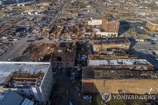 토네이도에 폐허로 변한 미 켄터키주 메이필드 시가지 (메이필드 AP=연합뉴스) 11일(현지시간) 미국 켄터키주 메이필드 시가지의 건물들이 초강력 토네이도(회오리바람)에 부서져 폐허로 변한 모습을 드론으로 촬영한 사진. 전날 밤 켄터키주를 비롯한 미 중부지역에 토네이도가 불어닥쳐 최소 84명이 숨진 것으로 집계됐으며 사상자는 더 늘어날 전망이다. [렉싱턴 헤럴드-리더 제공] 2021.12.12 sungok@yna.co.kr