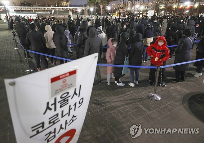 저녁에도 시민들로 붐비는 선별검사소 (서울=연합뉴스) 이지은 기자 = 12일 오후 서울 마포구 월드컵공원 평화광장에 마련된 임시선별검사소 앞에서 시민들이 코로나19 검사를 받기 위해 대기해 있다. 중앙방역대책본부에 따르면 이날 0시 기준 코로나19 위중증 환자는 894명을 기록, 기존 최다치인 지난 9일 857명보다 37명이 늘었다. 한편 신규확진자 수는 6천689명으로 집계됐다. 2021.12.12 jieunlee@yna.co.kr