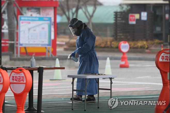 함평서 오미크론 의심 확진자 발생 (함평=연합뉴스) 정회성 기자 = 12일 오전 전남 함평군 함평읍 함평엑스포공원 주차장에 마련된 임시 선별진료소에서 방역 공무원이 소독약을 뿌리고 있다. 함평군은 지역 내에서 오미크론 변이 의심 확진자가 10여 명 발생하자 연쇄(n차) 접촉자들의 전수검사를 위해 임시 선별진료소를 운영했다. 2021.12.12 hs@yna.co.kr