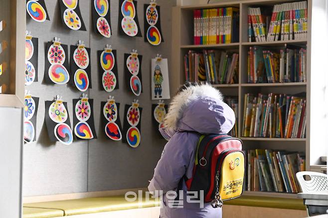 2021학년도 서울 초등학교 예비소집일인 지난 1월6일 서울 강남구 포이초등학교에서 한 어린이가 교실을 둘러보고 있다.(사진=뉴시스)