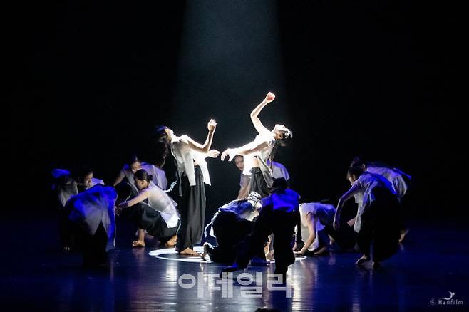 ‘2021 대한민국무용대상’에서 대통령상을 수상한 안귀호 춤 프로젝트의 ‘하루 레종데트르’ 공연 장면. (사진=한국무용협회)