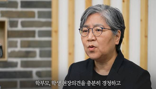 정은경 질병관리청장은 13일 KBS 긴급진단 프로그램에 출연해 정부가 방역강화를 위한 특단의 조치를 시행할 경우 고령층 추가접종을 마치고 병상추가확보에 소요되는 시간을 고려해 방역강화기간을 정해야 한다고 했다. 사지은 지난 10일 청와대 국민청원에 답변하는 모습. (사진= 청와대)