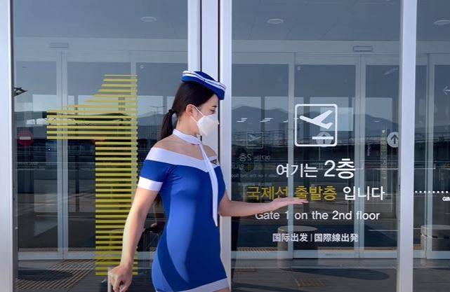 유튜버 A씨가 공개한 승무원 룩북 콘텐츠. (유튜브 갈무리) © 뉴스1