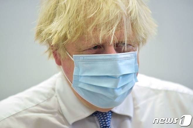 13일(현지시간) 보리스 존슨 영국 총리가 런던의 한 신종 코로나바이러스 감염증 백신 접종 센터를 방문하고 있다. 2021.12.13 © AFP=뉴스1