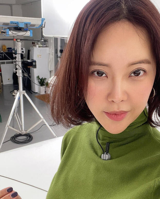 Singer Baek Ji-young steps out to unravel Agnaldo Timóteos MisunderstoodBaek Ji-young posted a picture on his 13th day of his instagram saying, I did a direct C-wave.Inside the picture is a picture of Baek Ji-young, who boasts a C-wave hairstyle.Baek Ji-young, who is proud of his distinctive features and sleek V-line while shooting a selfie, is proud of his alluringness by staring at the camera with his eyes.In particular, Baek Ji-young, who has ruined his hairstyle while demonstrating hairstyle products in the past, laughed, adding, I have definitely solved the Missunderstood of Agnaldo Timóteo.Meanwhile, Baek Ji-young married actor Jung Suk Won, who is 9 years younger than her in 2013, and has a daughter.