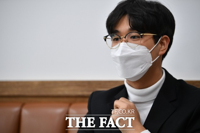 더불어민주당 고3 당원 이정인 군이 9일 서울 여의도 국회에서 더팩트와 인터뷰를 하고 있다. /남윤호 기자