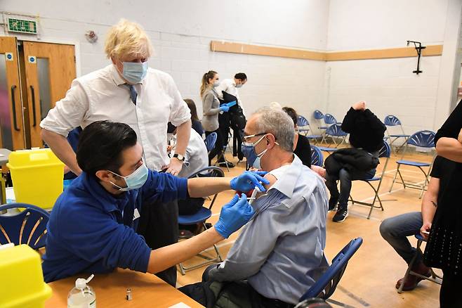 보리스 존슨(가운데) 영국 총리가 영국 런던 웨스트민스터 지역의 한 백신 접종 센터를 방문한 모습. /로이터 연합뉴스