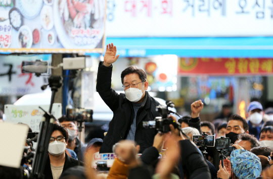 13일 경북 포항을 대표하는 전통시장인 죽도시장에서 이재명 더불어민주당 대선 후보가 상인과 시민 등을 대상으로 지지를 호소하고 있다. 연합뉴스