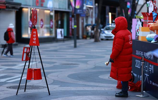 서울 명동 거리에서 구세군 자선냄비 모금 활동을 하고 있다. 연합뉴스