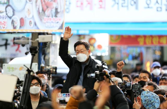 13일 경북 포항의 전통시장인 죽도시장에서 이재명 더불어민주당 이재명 대선 후보가 상인과 시민 등을 대상으로 지지를 호소하고 있다. 포항=연합뉴스