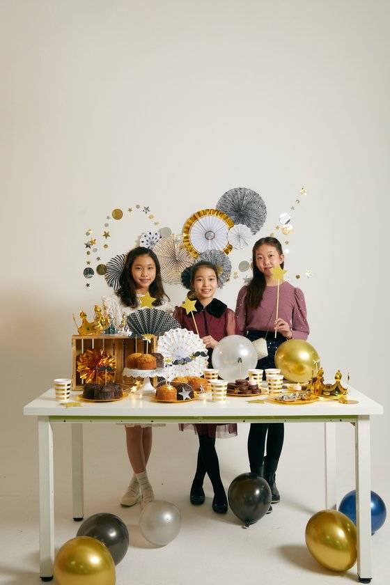 파티플래너가 하는 일을 알아 본 이효주 학생모델·조윤서 학생기자·김리안 학생모델(왼쪽부터)이 친구들과 집에서 즐기는 연말 파티를 기획·연출해봤다.