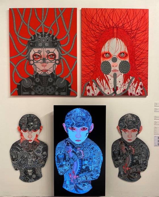 삶의 고통을 '피'의 붉은 색으로 표현하는 성병희 작가의 작품들. 회화 작품 중앙에 NFT 작품(아랫줄 중앙)을 배치했다. 윤경희 기자