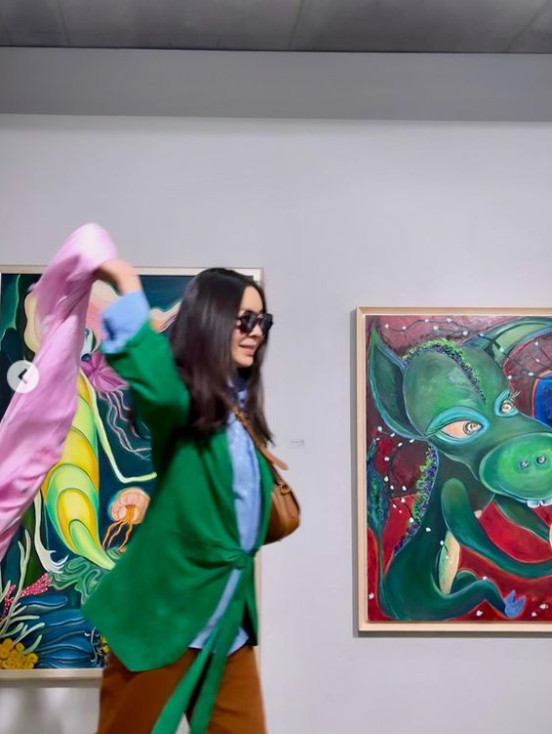 Actor and painter Lee Hye-Yeong showed off his extraordinary fashion digestion.Lee Hye-Yeong posted a picture on December 13th with an article entitled Lee Hye-Yeong Individual Exhibition on his personal instagram.Lee Hye-Yeong, who is in the public photo, is excited about his solo exhibition. He matches his pink scarf with a colorful green top, making his beauty more prominent.The bold color combination is also digested, which gives an admiration.Singer Kim Wan-sun, who saw this, commented, Its cool and cool.Netizens responded My sister is like a picture, Color Match is so good and I really want to see my work.Meanwhile, Lee Hye-Yeong is appearing on MBN Doll Singles2, which is also a painter, taking advantage of his talent.