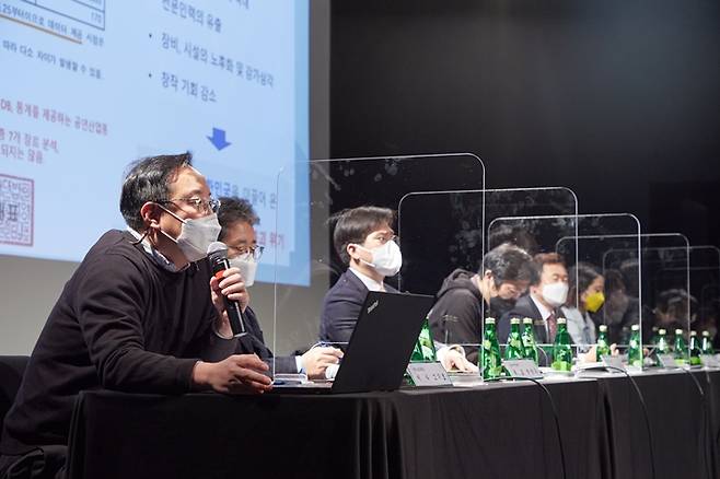 13일 오후, 서울 송파구 방이동 올림픽홀 뮤즈라이브에서 음공협 주최로 '위기의 대중음악 공연업을 위한 실질적 지원 방안' 세미나가 열렸다. 고기호 음공협 부회장(맨 왼쪽)이 발제하는 모습. 음공협 제공