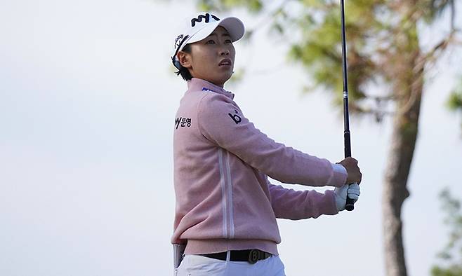 안나린이 13일 미국 앨라배마주 도선의 하일랜드 오크스 골프장에서 열린 LPGA 투어 Q시리즈 최종라운드에서 샷을 한 뒤 타구를 바라보고 있다.