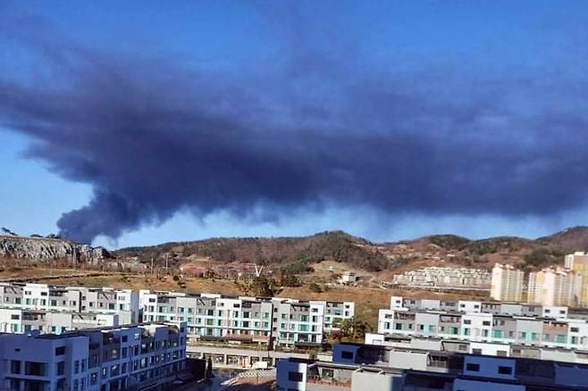 10㎞ 떨어진 도심까지 검은 연기 (여수=연합뉴스) 13일 오후 전남 여수시 여수국가산업단지의 한 공장에서 화재가 발생해 약 10㎞ 떨어진 웅천지구에서 검은 연기가 목격되고 있다. [독자 제공.재판매 및 DB금지]