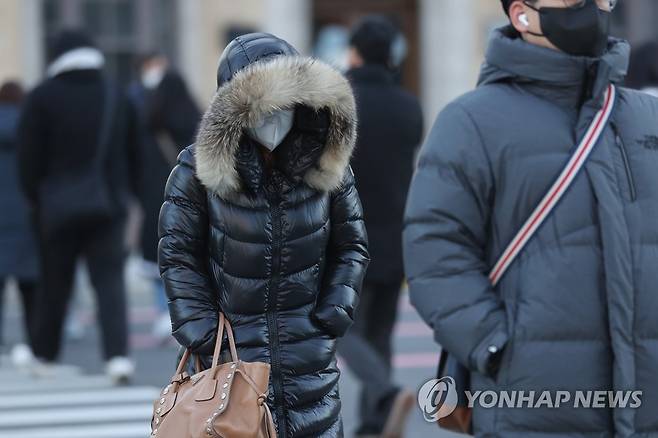 올겨울 들어 가장 추운 날씨 올겨울 들어 가장 추운 날씨를 보인 12월 13일 오전 서울 종로구 광화문네거리에서 두꺼운 외투를 입은 시민들이 이동하고 있다. [연합뉴스 자료사진]