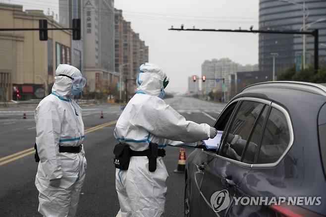 코로나19 집단 감염 악화되는 중국 저장성 (상위 신화=연합뉴스) 중국 저장성에서 신종 코로나바이러스 감염증(코로나19) 집단 감염이 빠르게 확산하고 있는 가운데 샤요싱시 상위구에서 지난 12일 의료진이 통행 차량 운전자의 신상 정보를 수집하고 있다. 2021.12.13