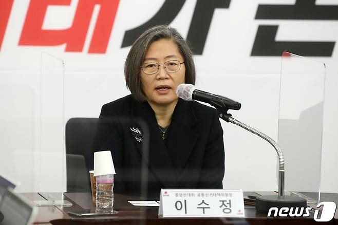 이수정 국민의힘 중앙선대위 공동선거대책위원장이 14일 오전 대구 수성구 범어동 국민의힘 대구시당에서 열린 기자간담회에 참석해 발언하고 있다. 2021.12.14/뉴스1 © News1 공정식 기자