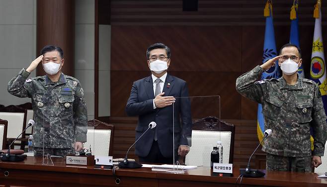 서욱 국방부장관(사진 가운데)이 12월10일 국방부에서 2021년 연말 전군 주요지휘관 회의에 참석해 국민의례를 하고 있다. 사진 왼쪽은 원인철 합참의장, 오른쪽은 남영신 육군참모총장이다. /국방부