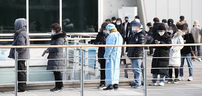 14일 오전 서울 마포구보건소에 마련된 코로나19 선별 진료소를 찾은 시민들이 검사 순서를 기다리고 있다. /연합뉴스