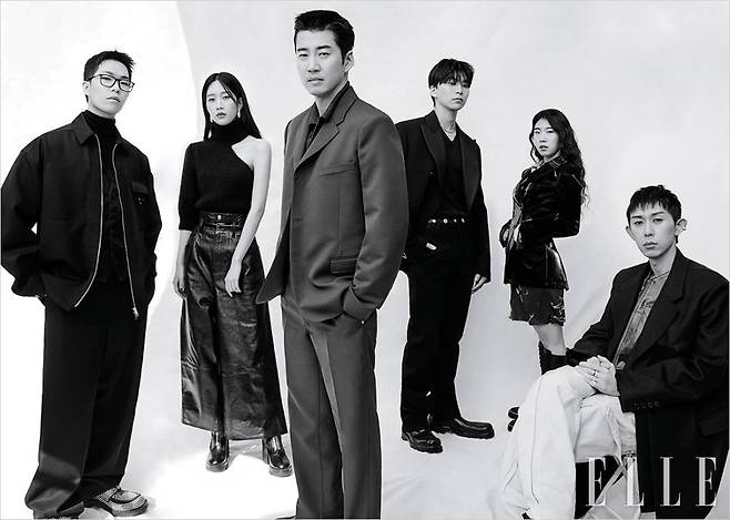 이찬혁이 입은 블랙 터틀넥과 베스트, 나일론 점퍼, 팬츠, 주얼 장식의 로퍼는 모두 Prada. 안경은 본인 소장품. 문가영이 입은 비대칭 커팅의 블랙 니트 톱과 가죽 팬츠, 벨트는 모두 Celine. 부츠는 Givenchy. 다이아몬드를 섬세하게 장식한 깃털 모티프의 ‘플륌 드 펑 미디엄’ 이어링은 Boucheron. 윤계상이 입은 그레이 재킷과 팬츠, 니트 톱은 모두 Lemaire. 콜드가 입은 블랙 재킷과 니트 톱, 팬츠, 슈즈는 모두 Bottega Veneta. 버튼 장식의 벨트는 Kolor. 소금이 입은 벨벳 재킷과 프린트 원피스는 모두 Songe Creux. 롱부츠는 Bally. 코드 쿤스트가 입은 블랙 재킷과 가죽 베스트, 팬츠는 모두 Nouvmarée. ‘콰트로 블랙 미디엄 이어 클립’과 ‘콰트로’ 링은 모두 Boucheron.