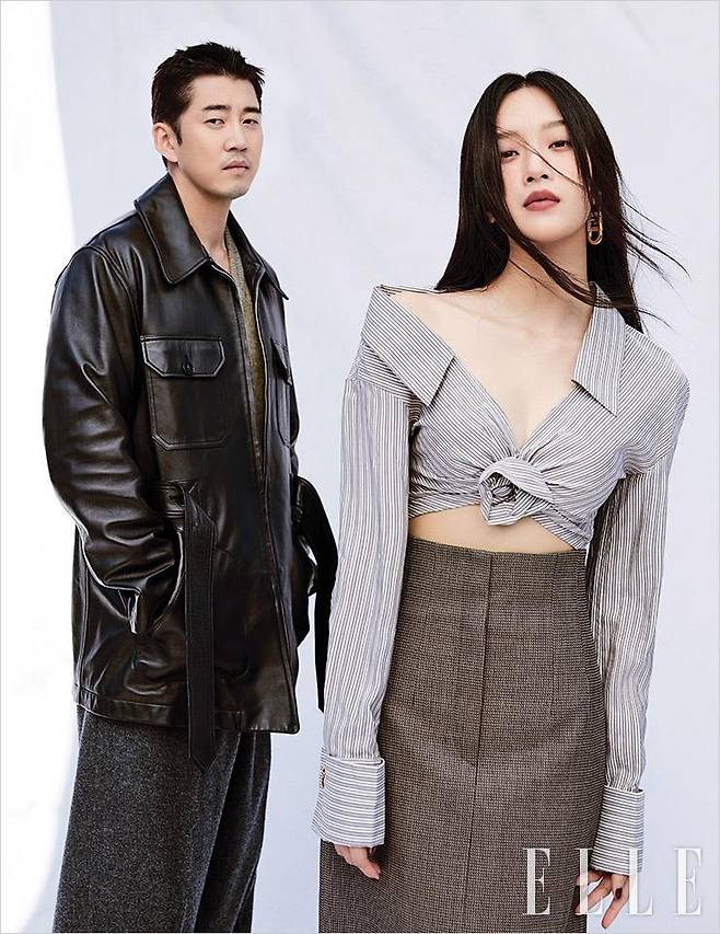 윤계상이 입은 블랙 레더 트렌치코트는 Recto. 브이넥 니트 톱은 Lemaire. 와이드 팬츠는 Maison Margiela. 문가영이 입은 매듭 장식의 크롭트 셔츠와 미디스커트, 이어링은 모두 Fendi.