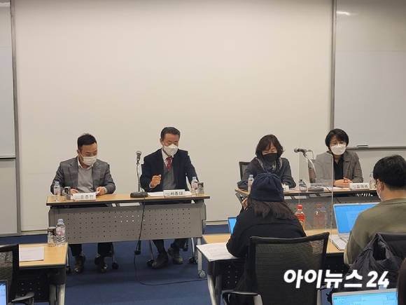 (왼쪽부터) 윤종만 책임연구원, 서종대 대표, 권영선 책임연구원, 김덕례 주택정책연구실장이 14일 대한상공회의소에서 열린 '2022년 주택시장 전망' 간담회에서 내년 전망에 대해 발표하고 있다. [사진=김서온 기자]