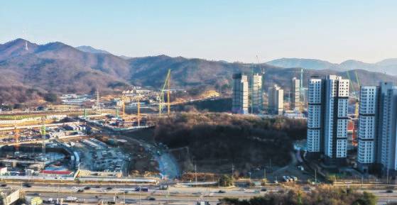지난 8일 공사가 한창인 경기도 과천시 지식정보타운. 이곳을 포함, 내년 1월 공공임대 1181가구가 입주자를 모집한다. 무주택자만 지원할 수 있고, 임차권 전매를 막은 공공임대와는 달리 민간 건설사가 지원 자격과 임차권 전매 여부를 정하는 민간임대주택에 최근 수요가 몰린다. [연합뉴스]