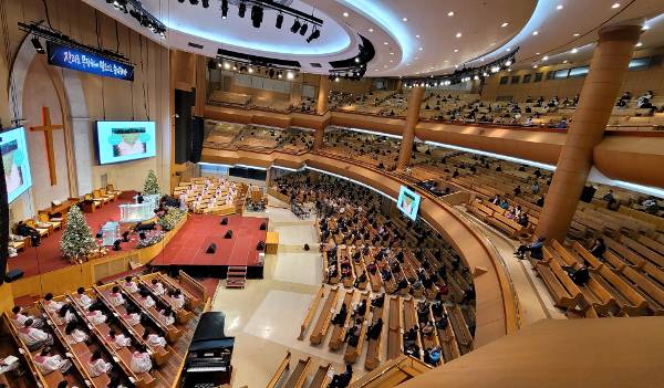 김지연 한국가족보건협회 대표가 12일 서울 금란교회 주일예배에서 가정마다 성경적 성가치관 교육을 해야 하는 중요성을 강조하고 있다.