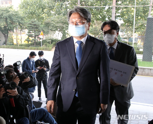 [서울=뉴시스] 박미소 기자 = 강기정 전 청와대 정무수석이 라임자산운용(라임) 사태 핵심 인물인 김봉현 전 스타모빌리티 회장의 옥중문서에 등장하는 성명불상 검사와 변호사를 고발하기 위해 지난해 10월19일 오전 서울 양천구 서울남부지검으로 들어서고 있다. 2020.10.19. misocamera@newsis.com