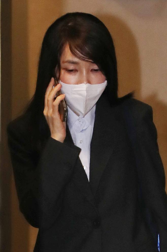 윤석열 국민의힘 대선 후보의 배우자 김건희 씨가 15일 서울 서초구 자택에서 나와 자신의 사무실로 향하고 있다 (사진=연합뉴스)