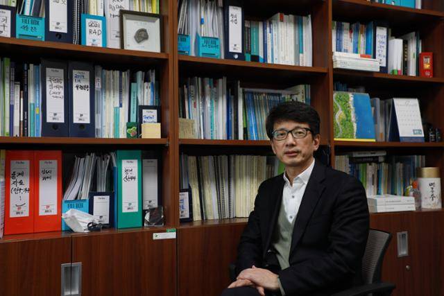 이수욱 국토연구원 부동산시장연구센터 소장은 집값이 이미 2분기나 3분기 중 고점을 찍고 하락세로 접어든 것으로 보고 있다. 이 소장은 전국의 일반가구와 중개업소 등 9,000곳을 상대로 한 부동산시장 소비심리지수 전망치를 근거로 삼고 있다. 국토연구원 제공