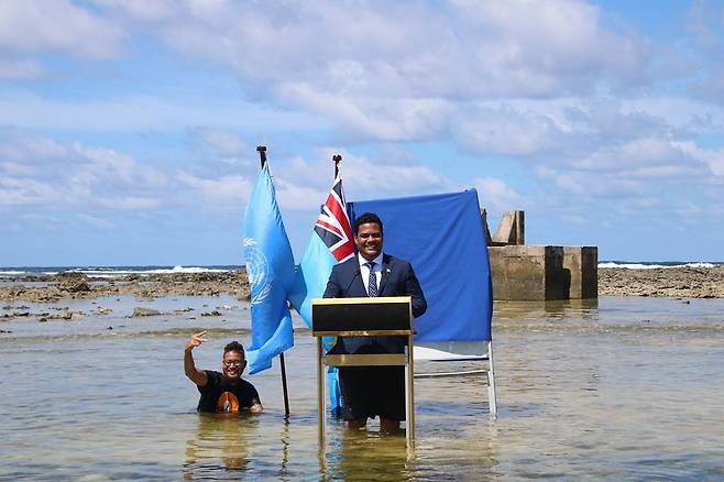 사이먼 코페 투발루 외무장관은 지난달 8일(현지시각) COP26 회의를 맞아 방영된 영상에서 허벅지까지 차오른 물 속에 연단을 세워놓고 성명을 발표했다. [로이터=연합뉴스]