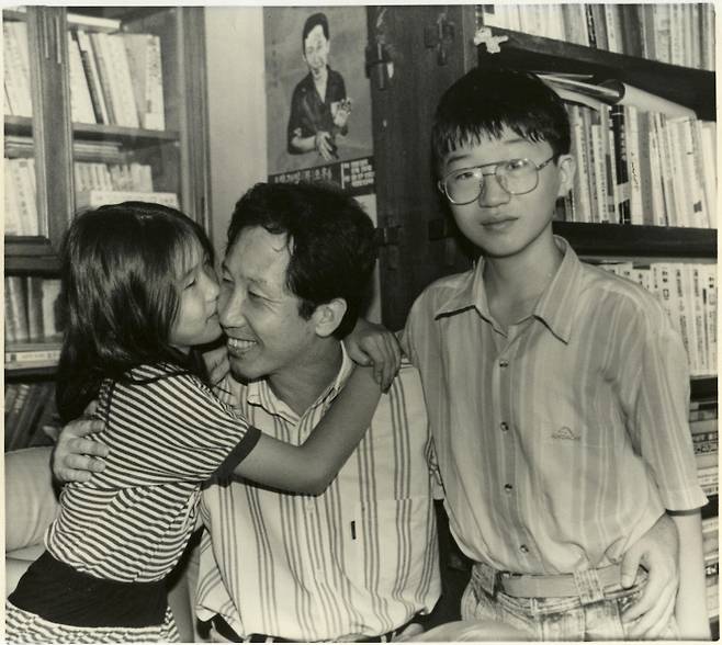 김근태 의장이 1992년 8월 홍성교도소에서 출소한 직후에 병준과 병민을 안고 기뻐하고 있다. 인재근 의원 제공