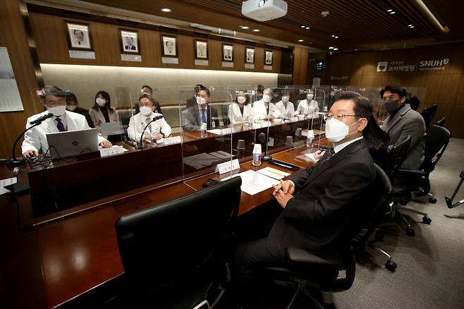 이재명 더불어민주당 대선 후보가 15일 오후 서울 동작구 서울특별시보라매병원을 현장 방문해 보라매병원 임원진에게 코로나19 대응 현황 보고를 받고 있다. 보라매병원은 감염병전담병원으로 코로나19 대응을 하고 있다. / 사진제공=뉴시스