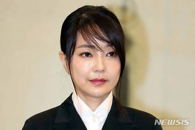 [서울=뉴시스] 박진희 기자 = 윤석열 국민의힘 대선 후보 부인 김건희 씨가 2019년 7월 25일 청와대 본관에서 열린 검찰총장 임명장 수여식에 참석한 모습. 2021.12.15. pak7130@newsis.com
