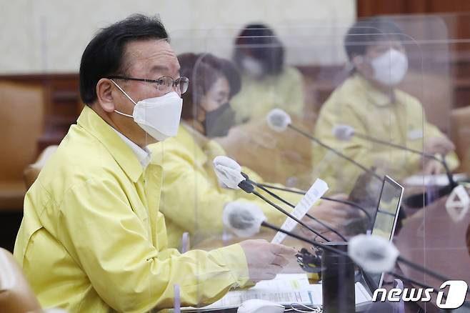 김부겸 국무총리가 16일 오전 서울 종로구 정부서울청사에서 열린 신종 코로나바이러스 감염증(코로나19) 중앙재난안전대책본부회의(중대본)에서 회의 시작을 기다리고 있다..2021.12.16/뉴스1 © News1 송원영 기자