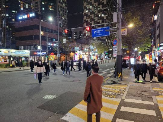 9일 서울 마포구 용강동 맛깨비길에 저녁식사를 하러 온 식객들의 발걸음이 이어지고 있다. <사진=이민호>