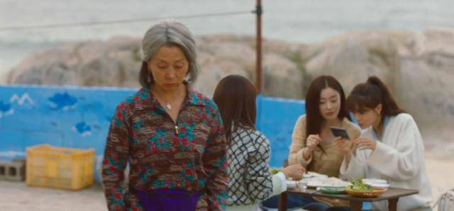 드라마 '술꾼도시여자들' 소희 지연 지구가 강릉 경포대 한 횟집을 찾아 술을 마시며 옛 남자친구 사진을 보고 있다. 티빙 캡처